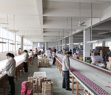 張金如一行實(shí)地察看了新云木業(yè)集團(tuán)有限公司